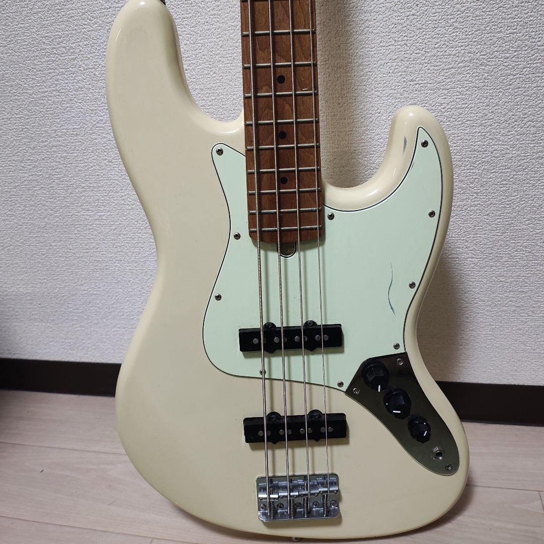 Bacchus エレキベース アイボリー　ベース