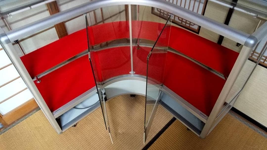 コーナーショーケース　照明付き　キャスター付き