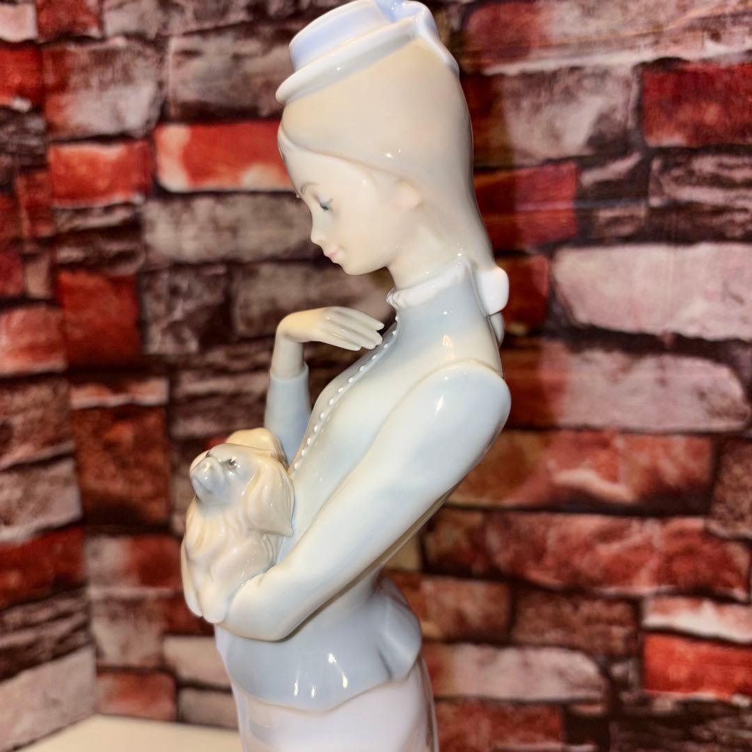 リヤドロ　犬を抱く貴婦人