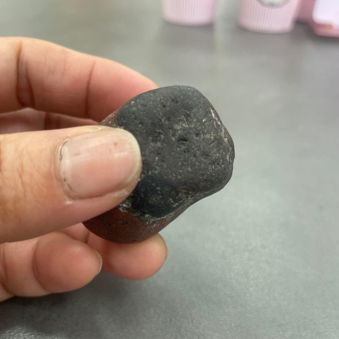 赤黒い丸い石 meteorite stone