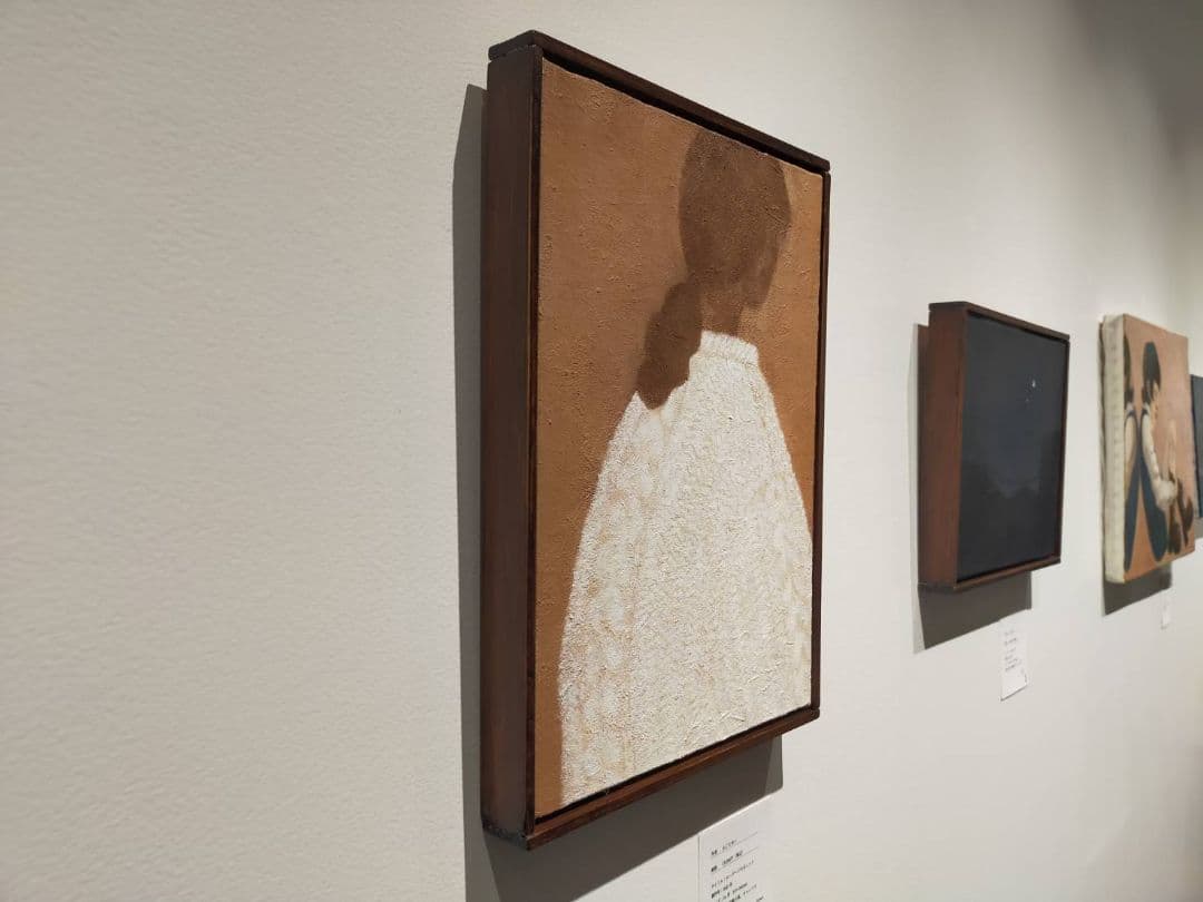 額付き油彩画　ローゲージの白ニットを着ている女の子