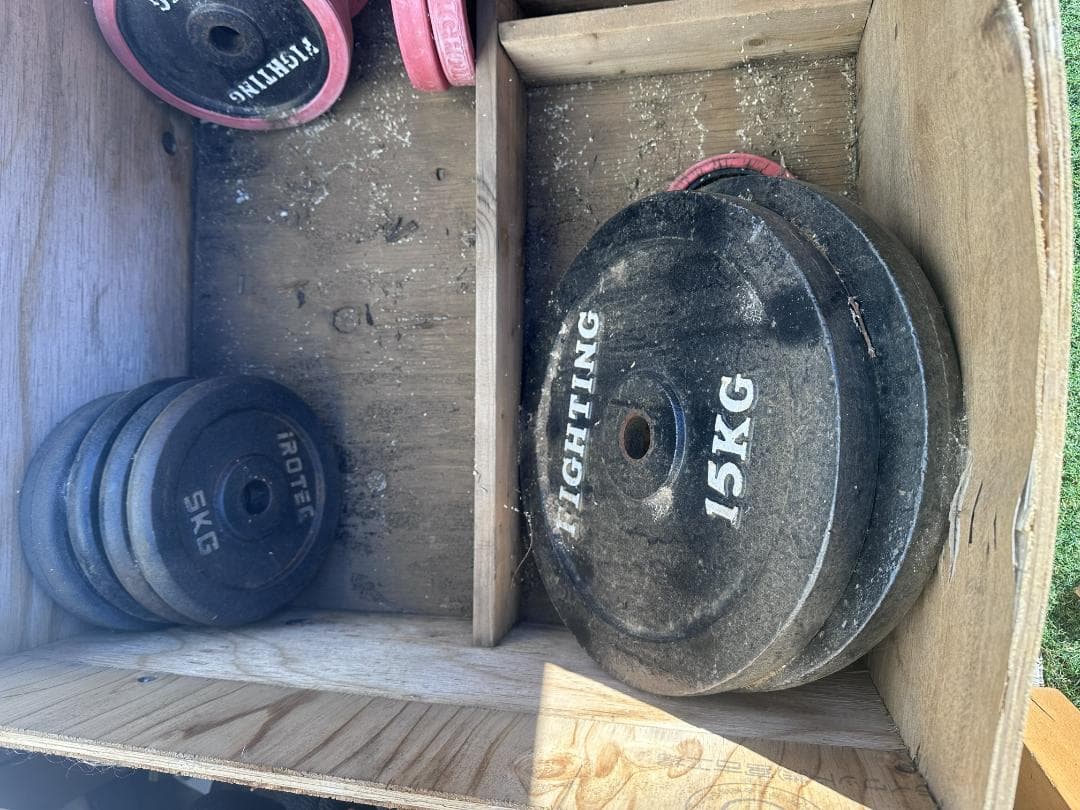 ウエイトトレーニング weight lifting cage, bars and weights