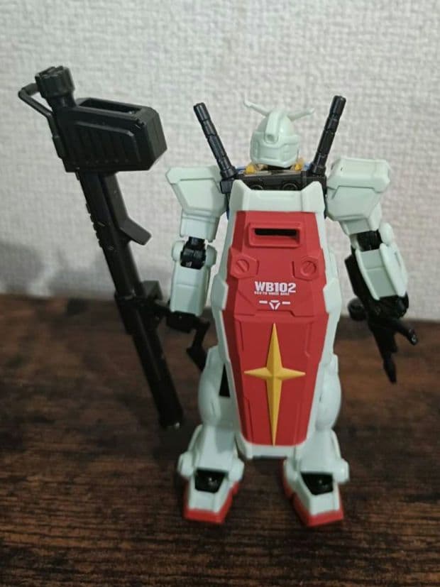 【新品】ガンプラ完成品3体ガンダムフィギュアとカード2枚のセット売り