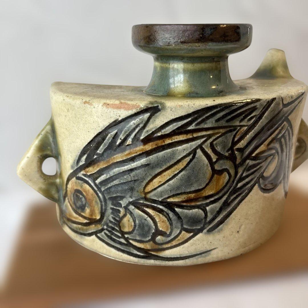 金城次郎　線彫魚文　抱瓶