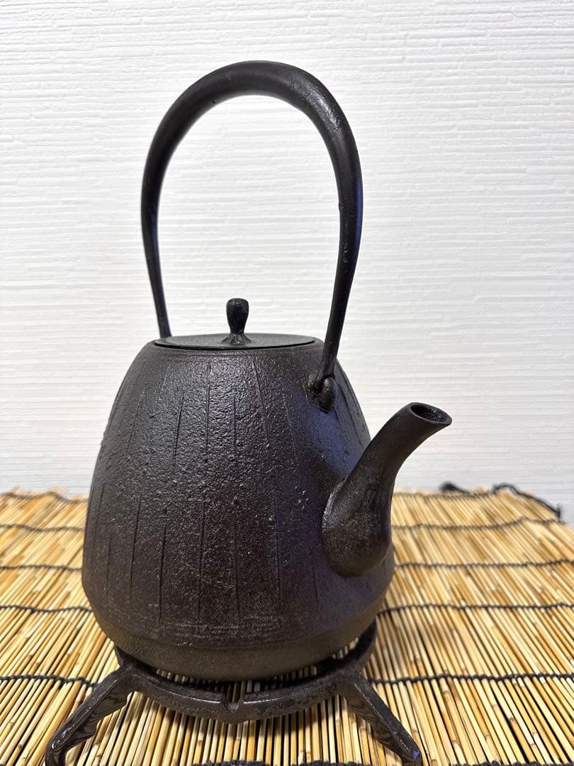 未使用、供箱等付属品付　南部盛栄堂販売 南部鉄瓶作家 及川 恒作 １５型雨地文