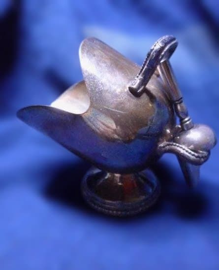 貴重なアンティーク　銀製品のシュガースカットルです。