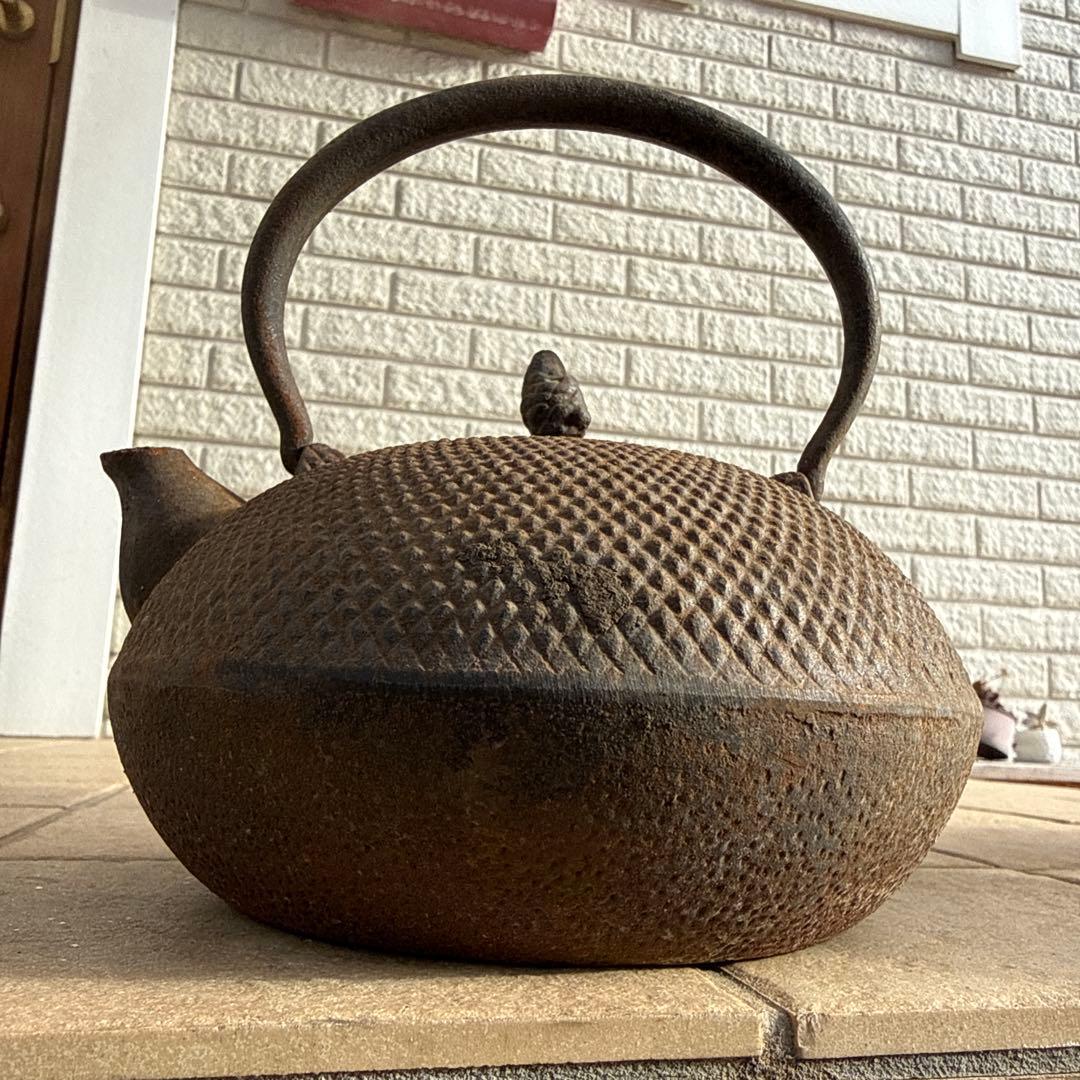 鉄製茶色丸型鉄瓶 取っ手付き