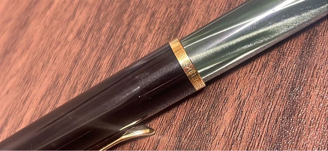 ペリカン　万年筆 黒と緑の樹脂製