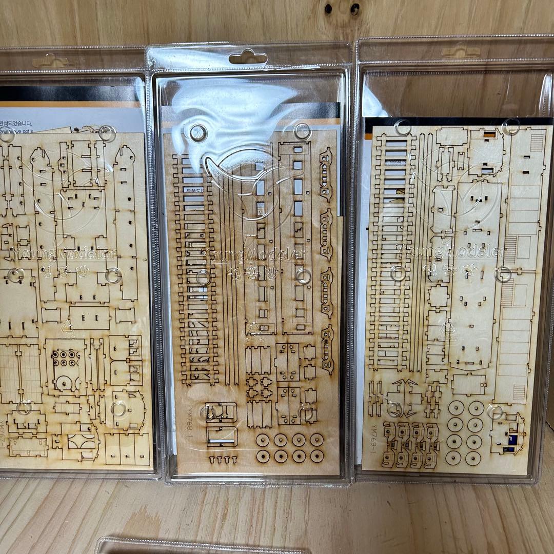 木製プラモデル 木製模型 ヤングモデラー 機関車 列車 茅葺きの屋根の家 未組立