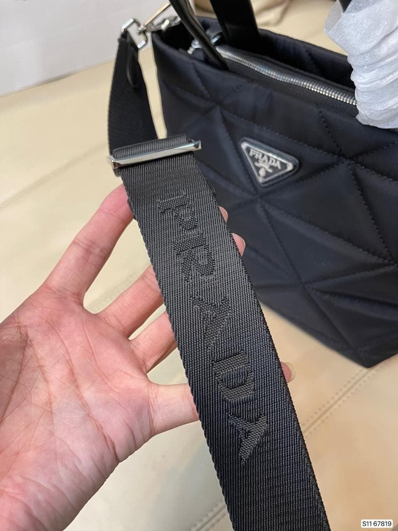 国内即発ノベルティ　ハンドバッグです　ブラック　バッグ