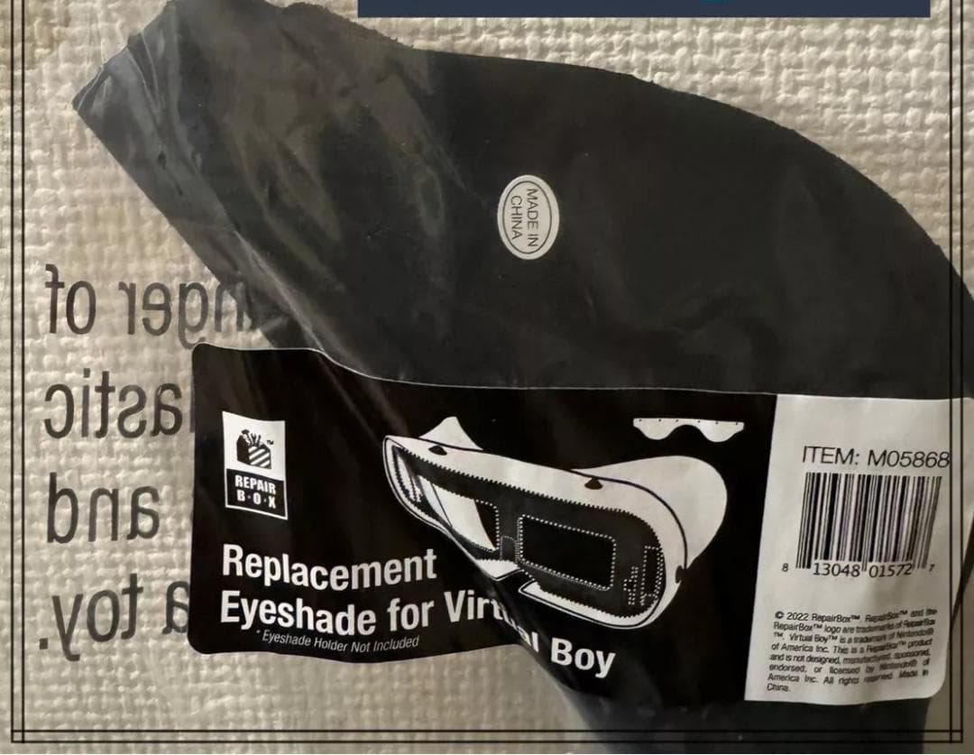 Nintendo Virtual Boy 箱、アイシェード付き