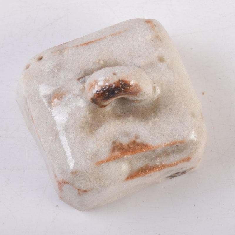 茶道具　志野焼　春恭作　花文　香合　共箱　C　8471