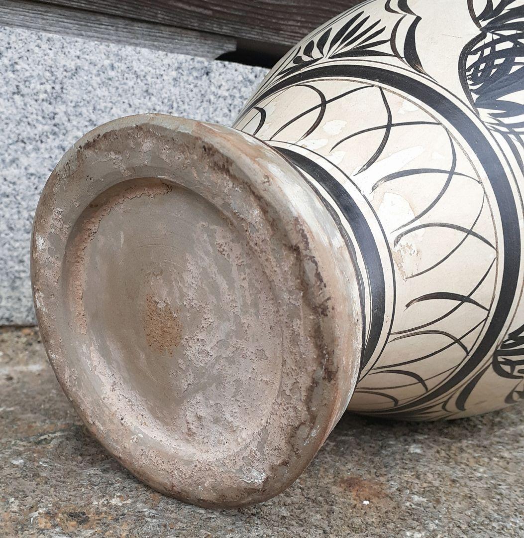 中国古美術　中国古陶磁器　古玩　磁州窯　白釉掛　鉄絵　草文様に唐子の図　広口大瓶