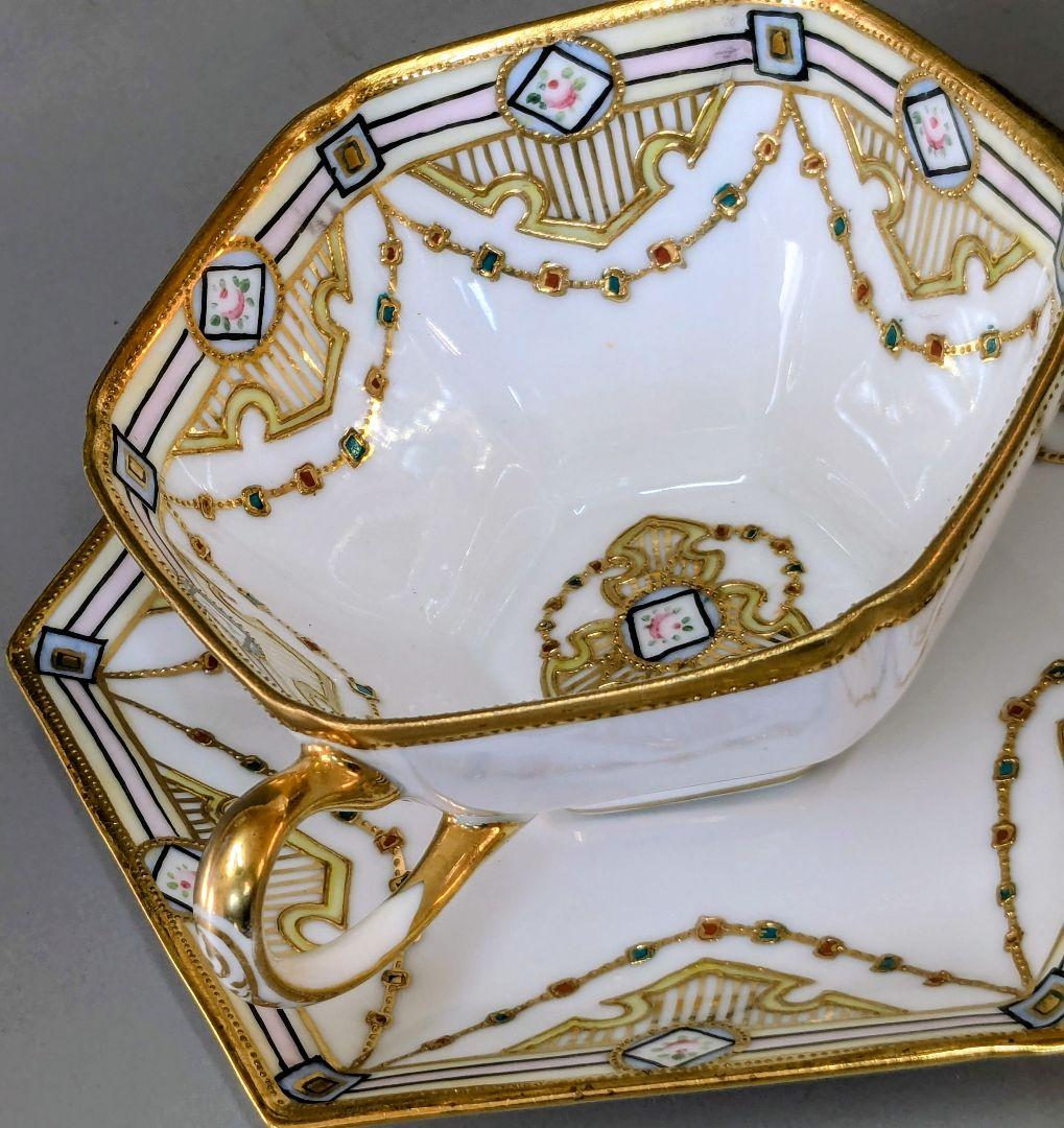 オールドノリタケ・金盛上陽刻薔薇柄　ガーランド装飾　ヘキサゴン　カップ＆ソーサー