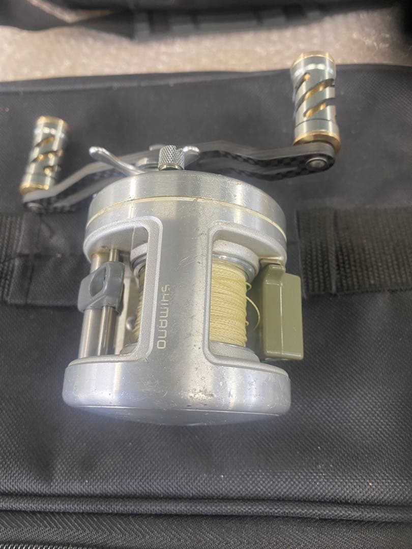 SHIMANO ベイトリール シルバー