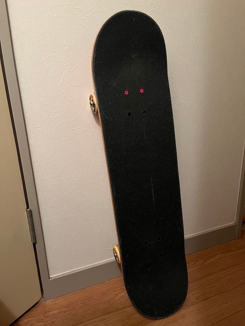 カラフルな女性イラスト スケートボード