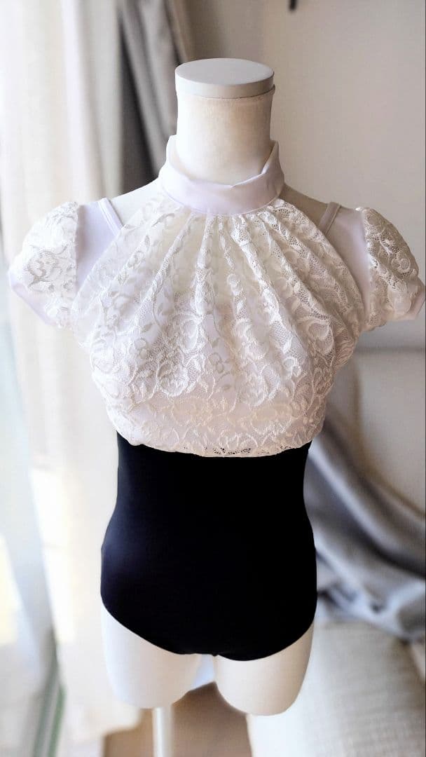 S～Mサイズ／チューリップ柄レースの胸元ギャザーが豪華な娘役レオタード白黒