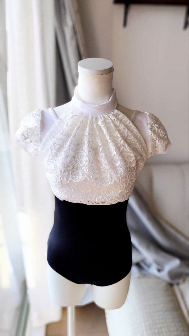 S～Mサイズ／チューリップ柄レースの胸元ギャザーが豪華な娘役レオタード白黒