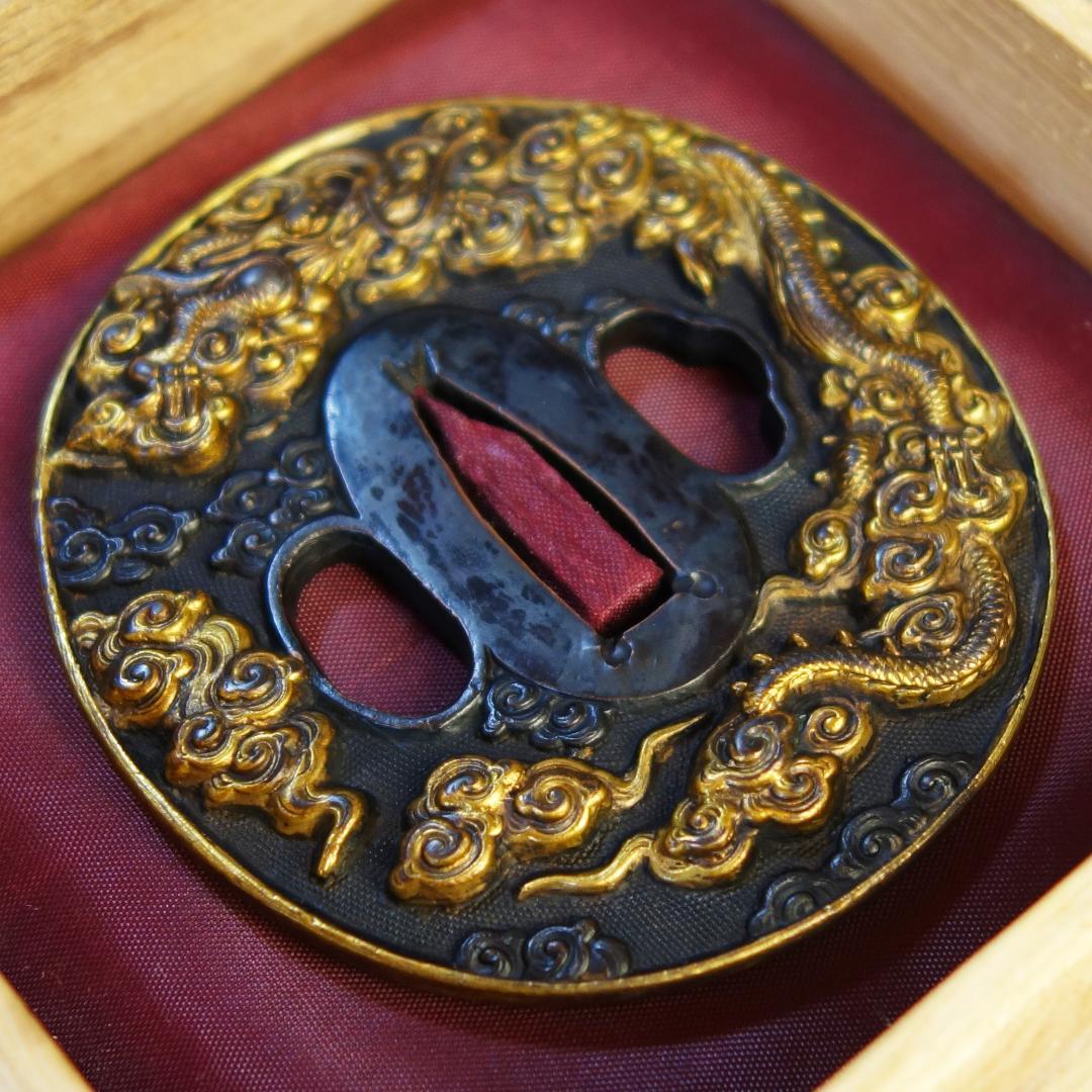 【雲龍図鍔 赤銅魚子地 高肉彫 鍍金】(鍔箱・布団付) 鍔 鐔 刀装具 武具