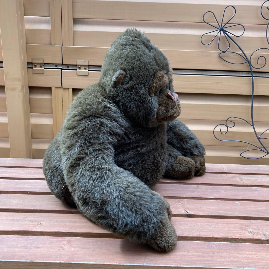 大きなゴリラのぬいぐるみ