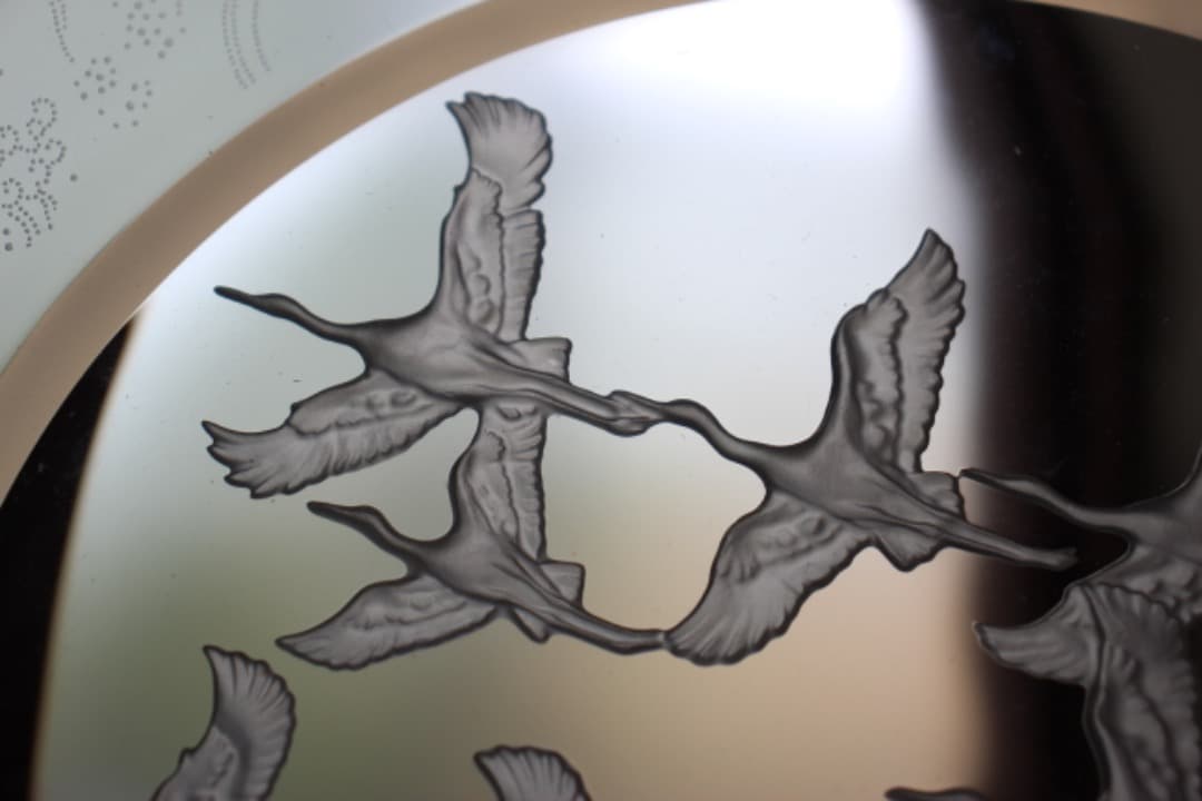 未使用・箱入　HOYAクリスタル　飛鶴金縁波紋様大皿　飾皿