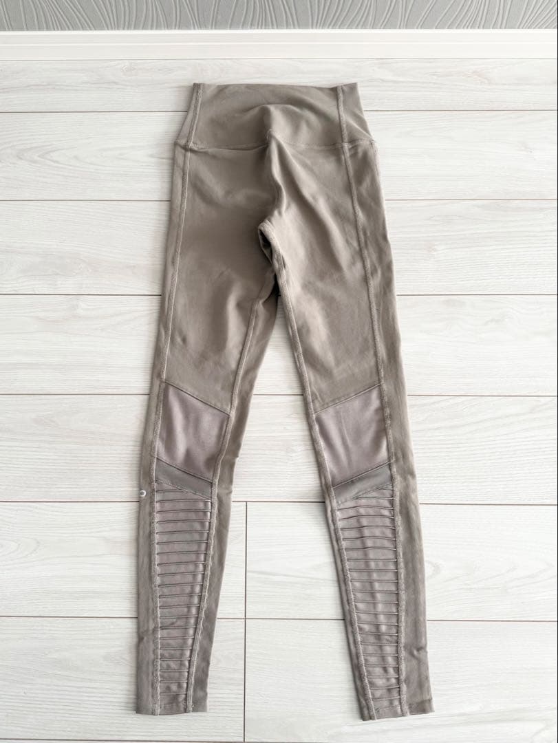 【人気完売品】alo yoga アローヨガ ハイウエスト モト レギンス