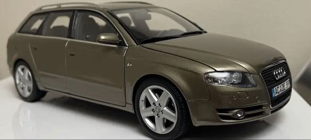 ミニカー 1/18 Audi A4 Avant