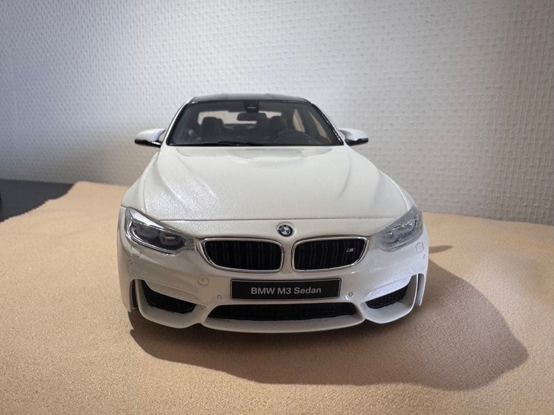  M3 Sedan ホワイト 1/18 ミニカー
