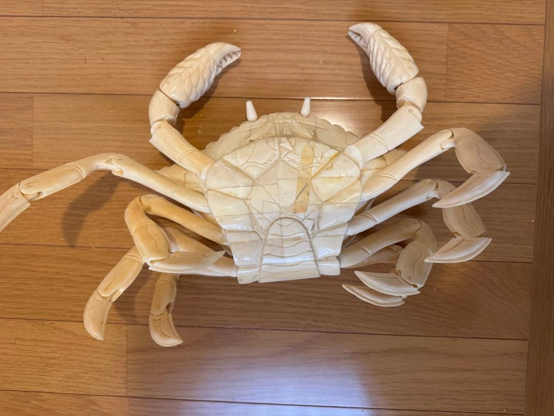 天然素材で作られた精巧なカニの置物