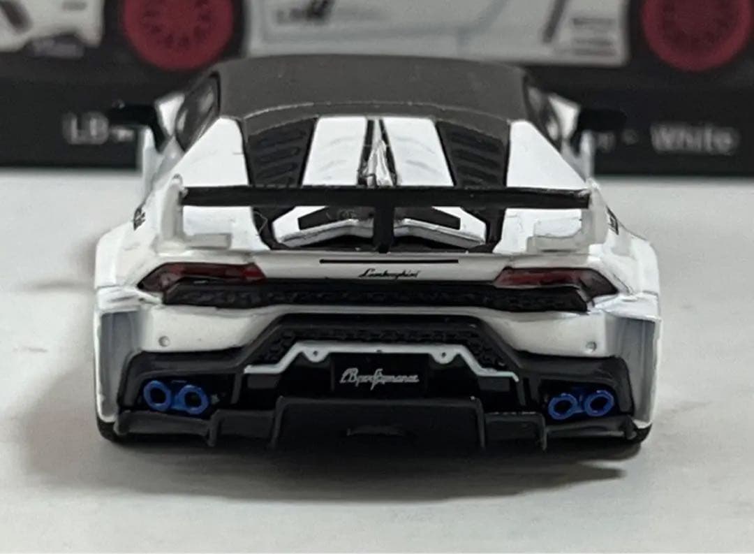 MINI GT ランボルギーニ　ウラカン　1/64 トイザらス限定
