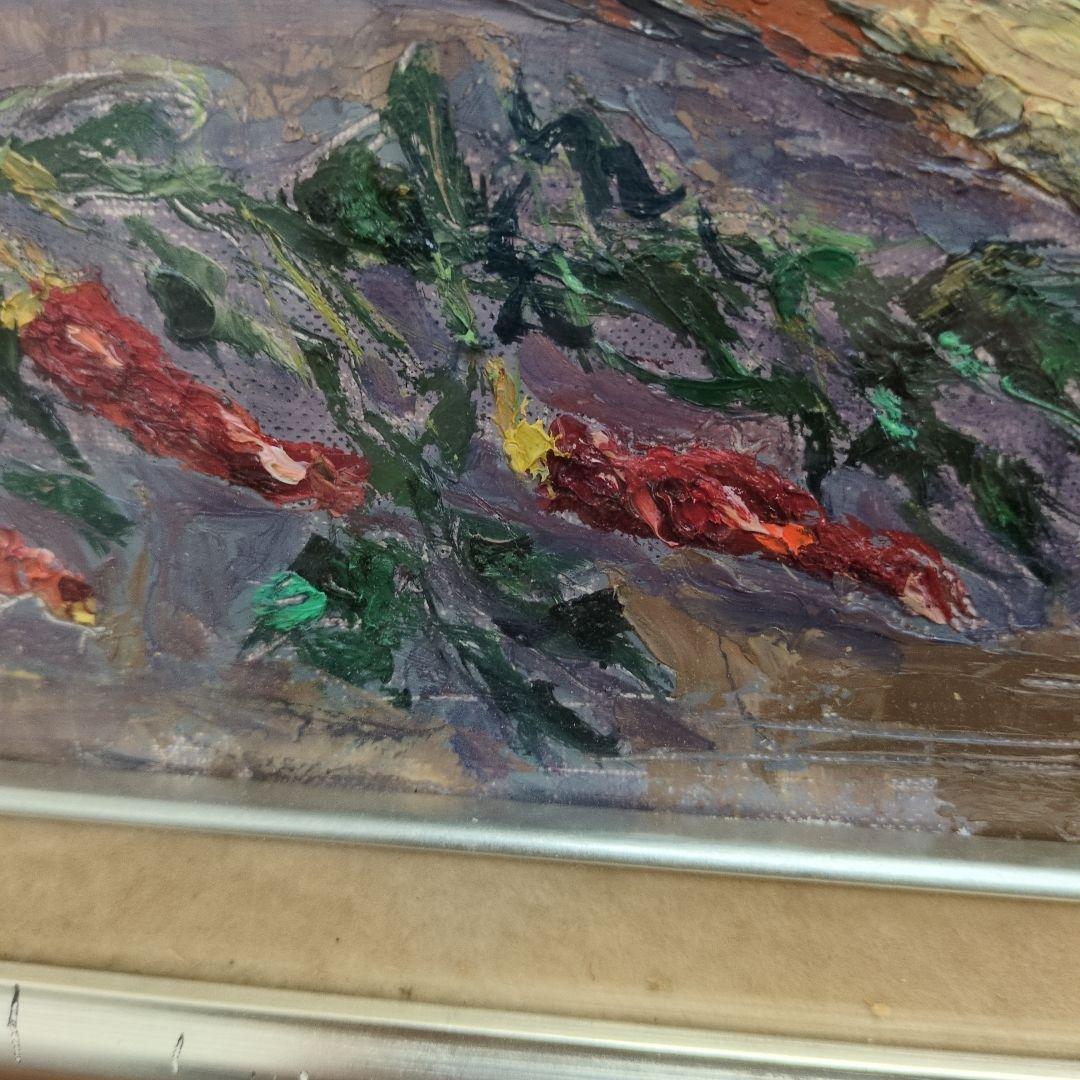 鈴木のサインがある小魚と野菜の油絵です。味のある絵です