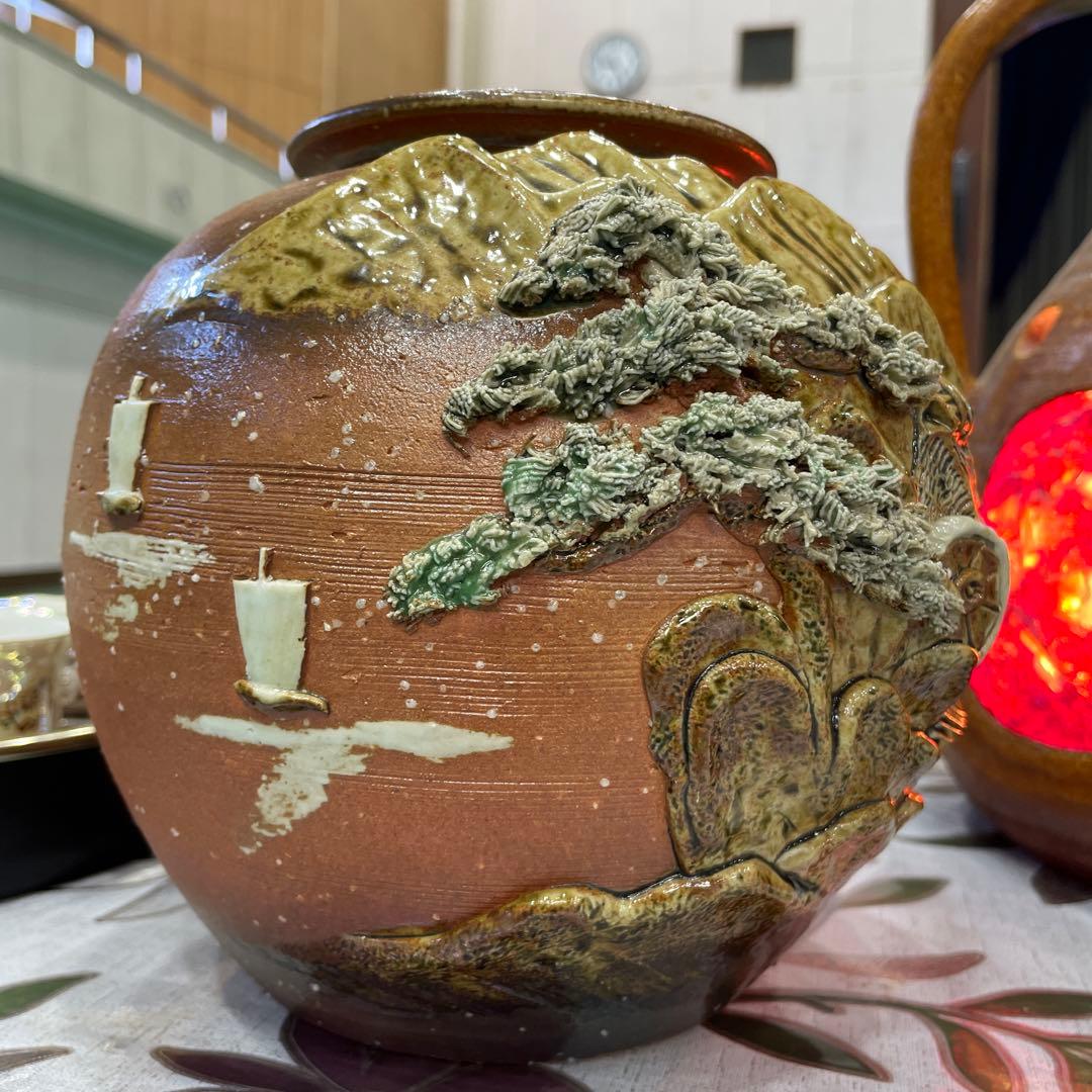 信楽焼の山と松の彫刻花瓶