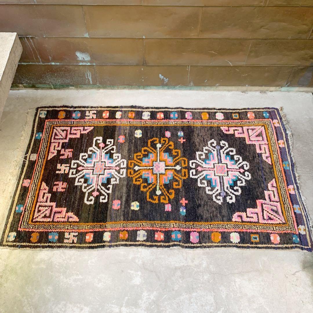 卍　antique 絨毯　① 卍