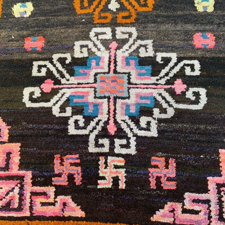 卍　antique 絨毯　① 卍