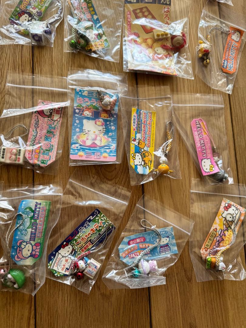 ハローキティーご当地ストラップ 121個セット まとめ売り(バラ売り不可)