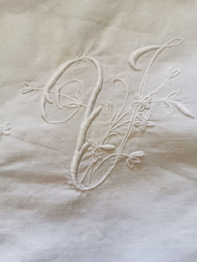 アンティーク オープンカットワーク薔薇レース イニシャル花文字刺繍 リネンカバー