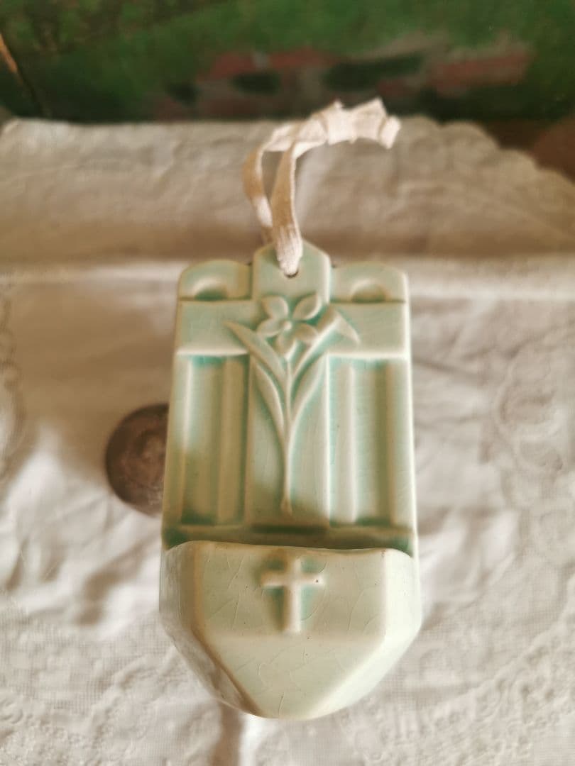 アンティーク 美しい青磁色 聖水入れ 百合紋様 十字架レリーフ 貫入 麻紐付