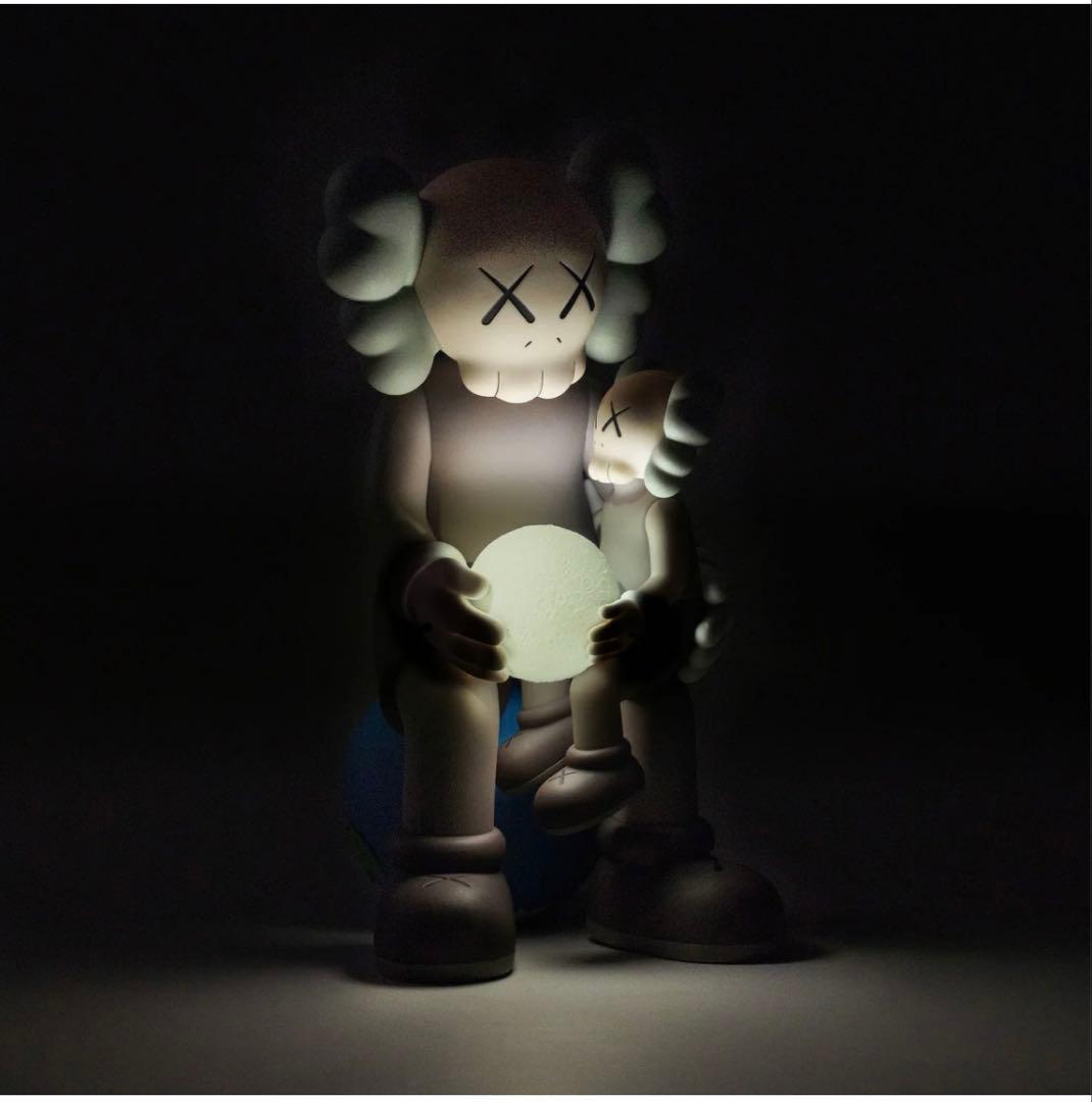 その他 KAWS HOLIDAY THAILAND - Brown