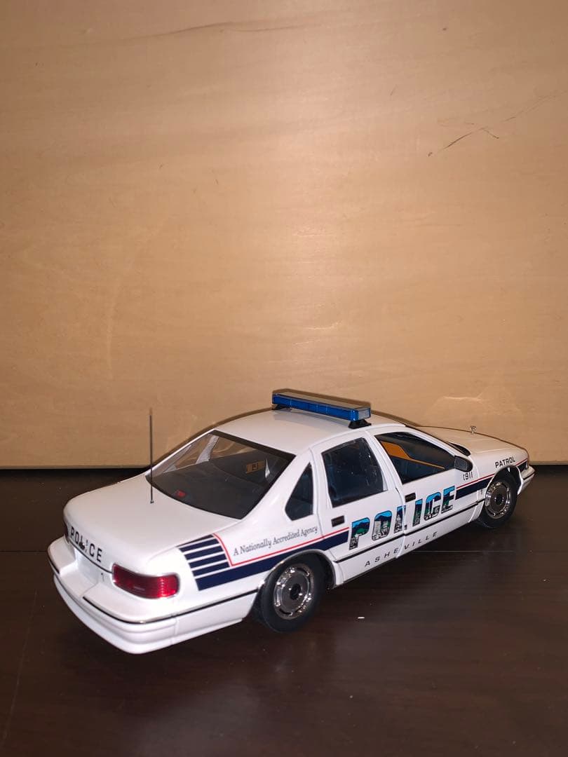 入手困難　1/18UT models カプリスパトカー④