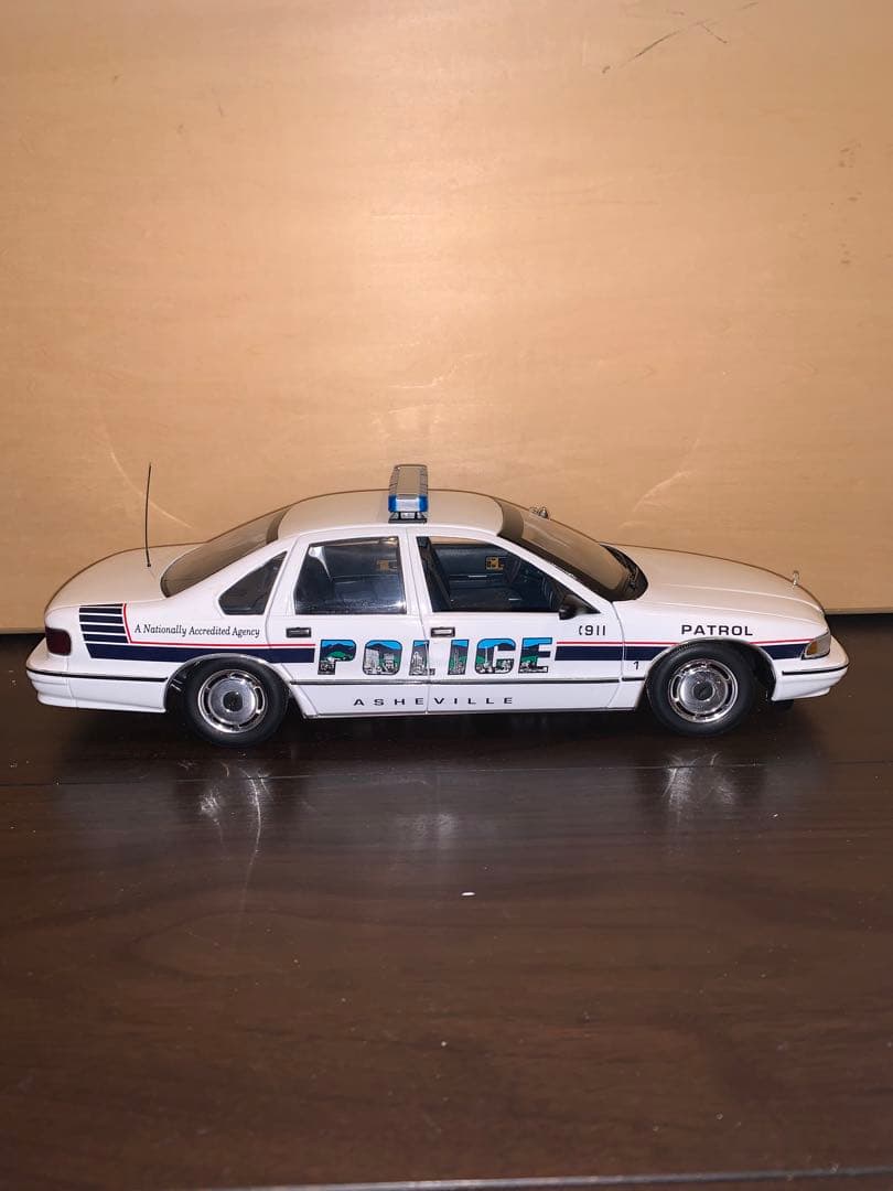 入手困難　1/18UT models カプリスパトカー④