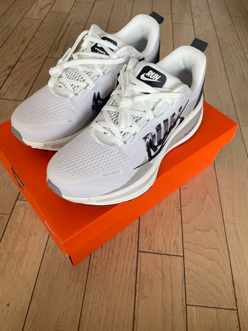 [新品未使用品]ナイキ　ボメロ18 26.0cm