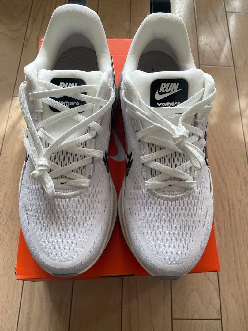 [新品未使用品]ナイキ　ボメロ18 26.0cm