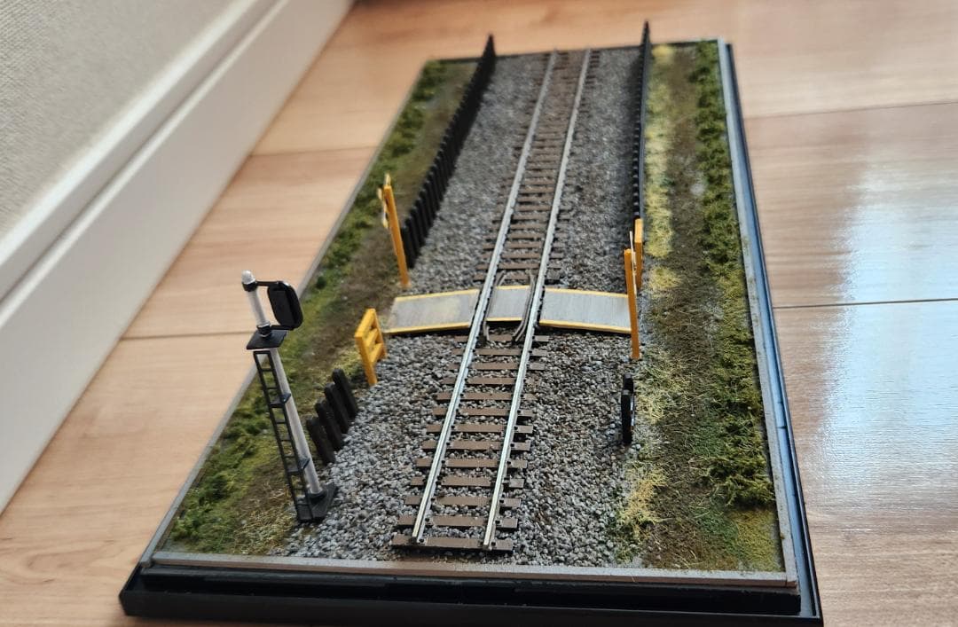 16番・HOゲージ 展示用ジオラマ「踏切のある風景」