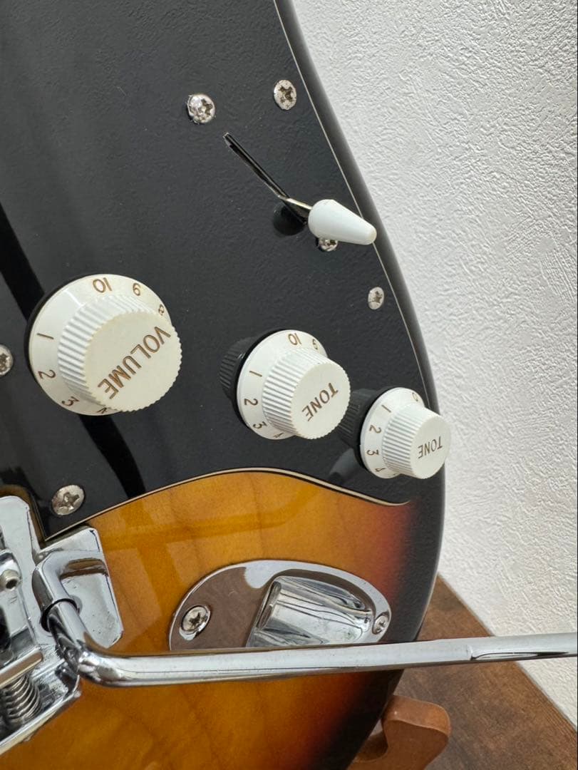 Squier ストラトキャスター サンバースト/ピックガードブラック