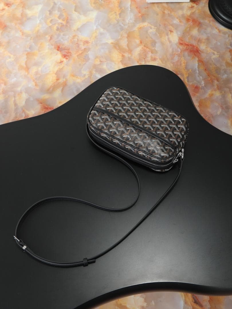 幾何学模様 ブラック系 ショルダーバッグ