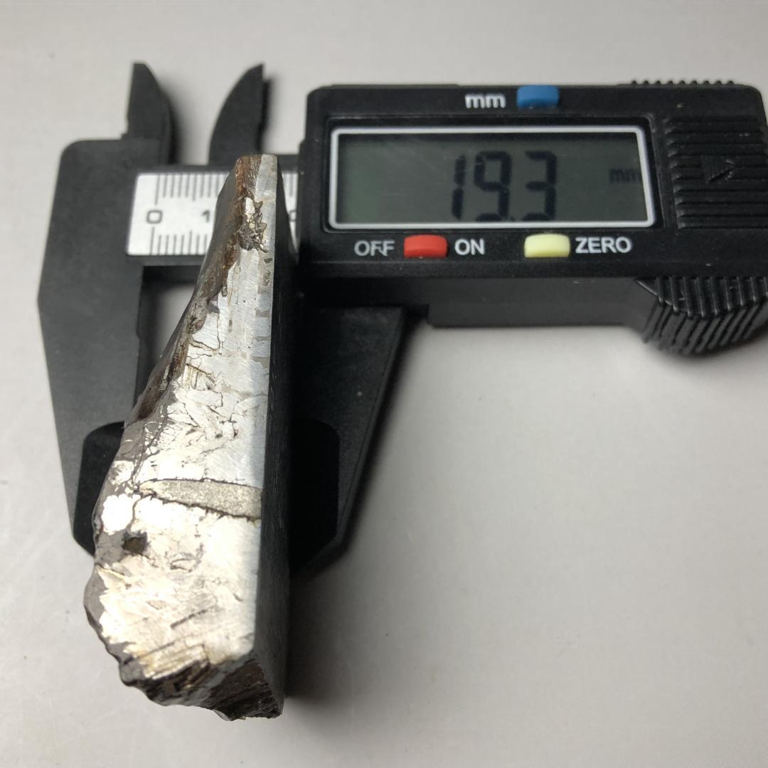 アルタイ隕石 鉄隕石　外皮付き隕石　エンドカット　原石　重さ約131ｇ