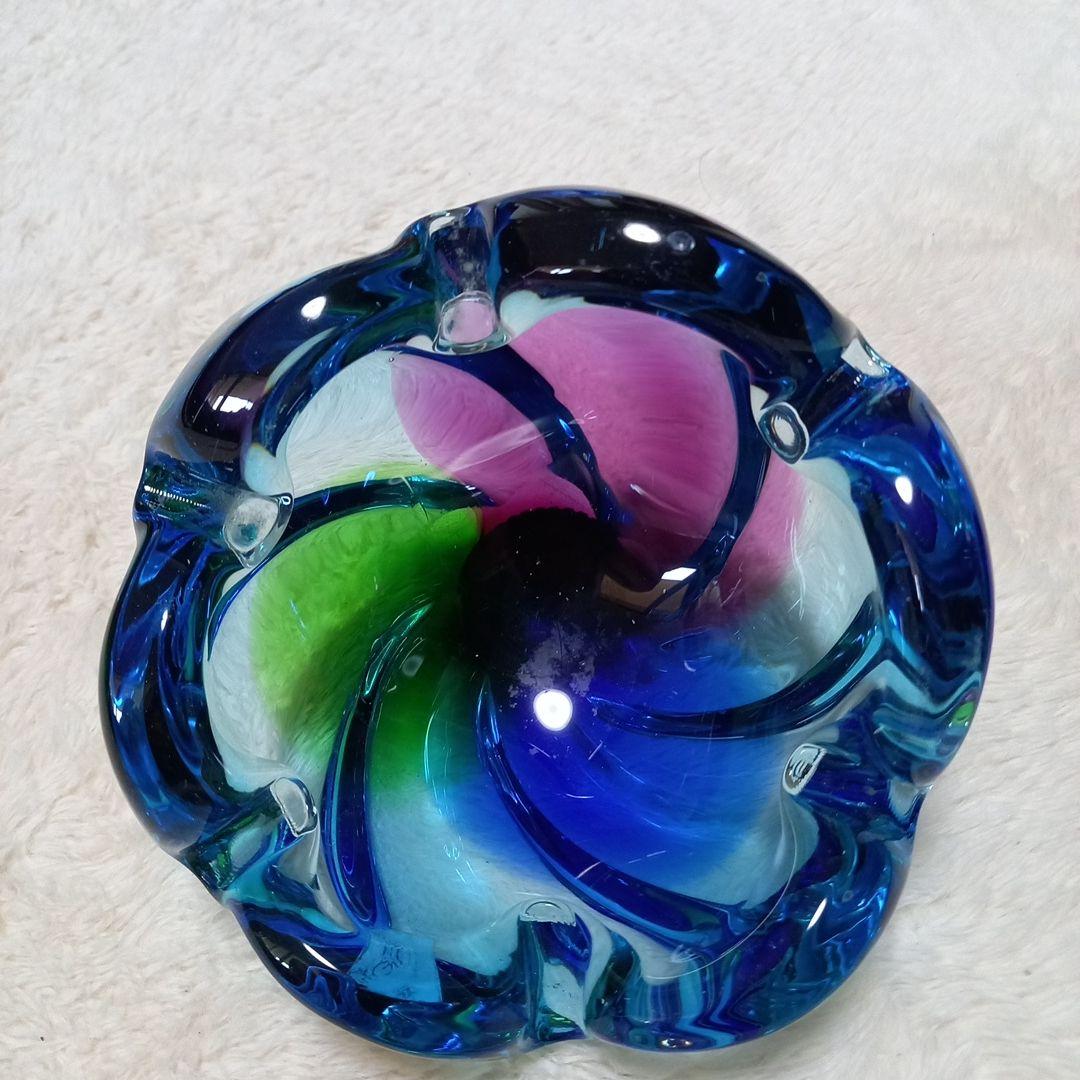 ガラスの灰皿 重厚感ございます