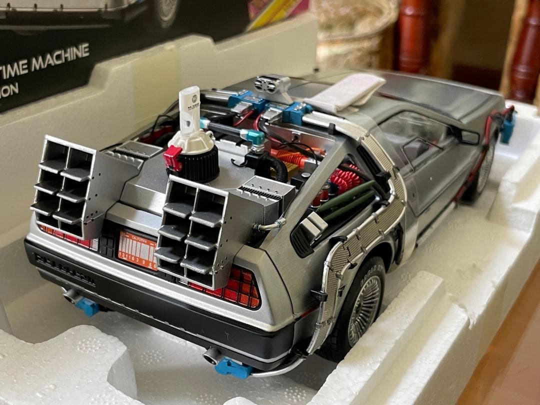 価格変更1/18 ホットウィール バックトゥーザフューチャー デロリアン未展示品