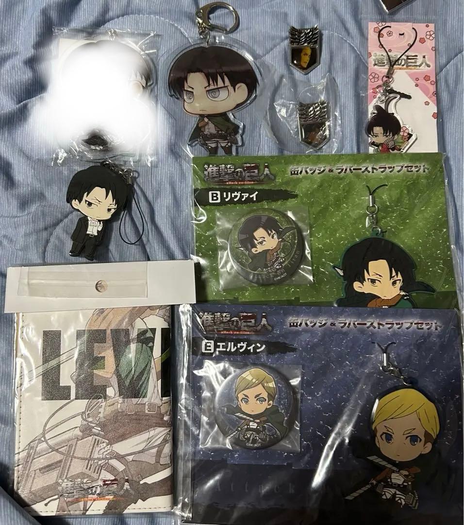 リヴァイ　エルヴィン　進撃の巨人　缶バッジ　ポストカードアルバム