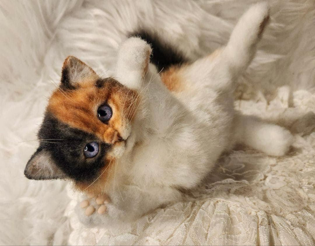 海外作家 猫 三毛猫 子猫ぬいぐるみ アートドール リアル 羊毛フェルト (左)